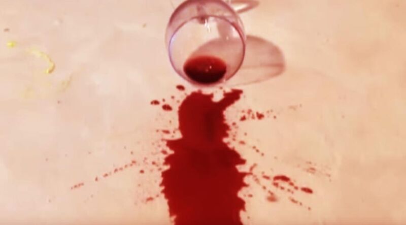 Rotweinfleck auf Teppich